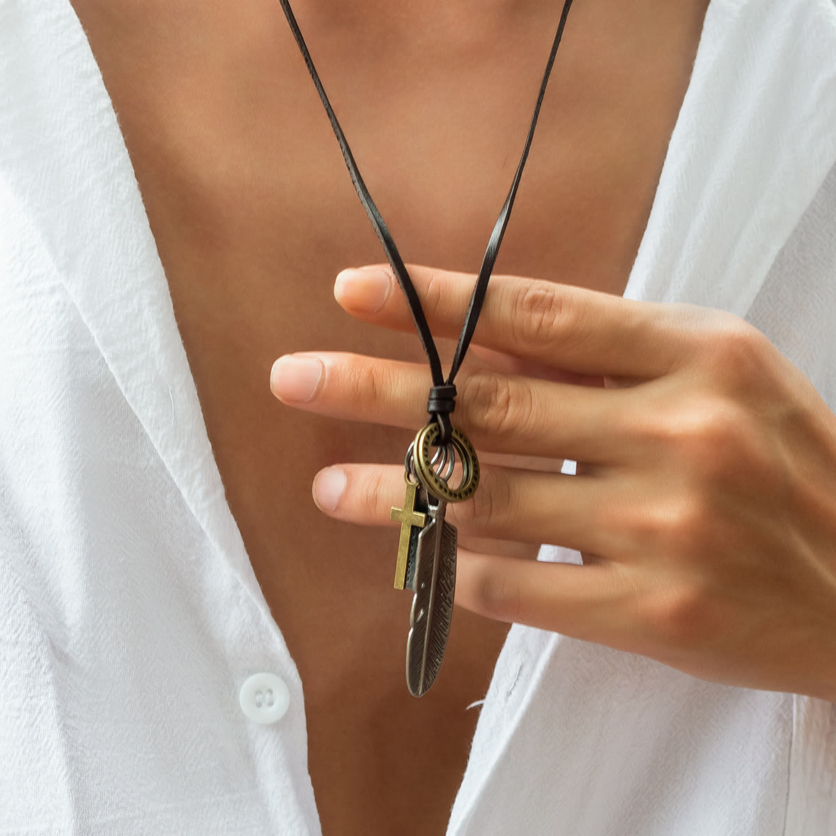 Colgante de Cruz de Plumas con Collar de Cuero