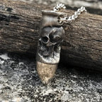 Collar con Colgante de Calavera y Huesos Cruzados